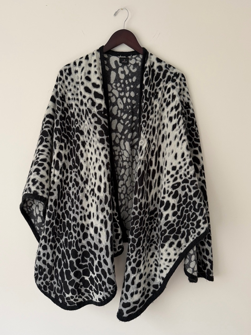 V. FRAAS Black and White Leopard-Print Open Cape
